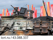 Захваченный американский танк Abrams М1А1. Выставка трофейного вооружения и военной техники, захваченной российскими военными в ходе спецоперации. Парк Победы на Поклонной горе, Москва (2024 год). Редакционное фото, фотограф Pukhov K / Фотобанк Лори