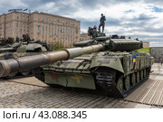 Трофейный танк Т-64БВ (украина). Выставка трофейного вооружения и военной техники, захваченной российскими военными в ходе спецоперации. Парк Победы на Поклонной горе, Москва (2024 год). Редакционное фото, фотограф Pukhov K / Фотобанк Лори
