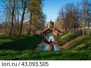 Cross bridge (Krestovy bridge) in the Alexander Park of Tsarskoye Selo on a sunny spring day, Pushkin, St. Petersburg, Russia. Стоковое фото, фотограф Ula Ulachka / Фотобанк Лори