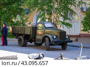 Старый заслуженный автомобиль, грузовик ГАЗ-51, ретро, на улице города. Волгоград, улица Мира, Россия. (2024 год). Редакционное фото, фотограф Андрей Цыганков / Фотобанк Лори