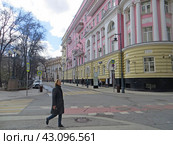 Москва ранней весной.Пересечение Малой Бронной улицы и Ермолаевского переулка. Доходный дом А.Д. Сидамона-Эристова . Россия. (2024 год). Редакционное фото, фотограф Мария Фетисова / Фотобанк Лори