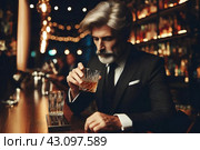 Галантный, ухоженный мужчина средних лет с седыми волосами в классическом костюме сидит в пабе за бокалом превосходного виски. Стоковое AI-изображение, AI-художник Сергей Сергеев / Фотобанк Лори