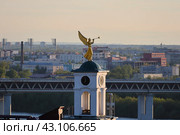 Флюгер Ангел с трубой Нижегородской духовной семинарии, Нижний Новгород, на фоне метромоста. Редакционное фото, фотограф Андрей В. Карпов / Фотобанк Лори