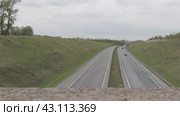 Автотранспорт двигается по дороге южный обход Нижний Новгород. Vehicles are moving along the southern bypass Nizhny Novgorod road (2024 год). Стоковое видео, видеограф Александр Ермишин / Фотобанк Лори