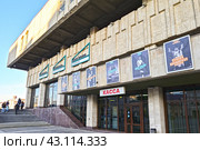 Город Казань. Вид на здание Татарского государственного академического театра имени Галиасгара Камала (ТГАТ) со стороны одноименной площади (2024 год). Стоковое фото, фотограф Александр Тараканов / Фотобанк Лори