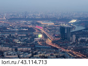 Россия. Москва. Вечерний вид на город с смотровой площадки "Выше только любовь"  комплекса Москва Сити (2022 год). Редакционное фото, фотограф Литвяк Игорь / Фотобанк Лори