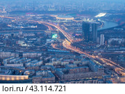 Россия. Москва. Вечерний вид на город с смотровой площадки "Выше только любовь"  комплекса Москва Сити (2022 год). Редакционное фото, фотограф Литвяк Игорь / Фотобанк Лори