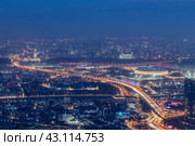 Россия. Москва. Вечерний вид на город с смотровой площадки "Выше только любовь"  комплекса Москва Сити (2022 год). Редакционное фото, фотограф Литвяк Игорь / Фотобанк Лори