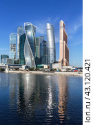Небоскребы  Москва-сити с отражением в воде. Вертикальный формат. Moscow-city (Moscow International Business Center). Summer. Sunny day. (2016 год). Редакционное фото, фотограф Лариса Гордеева / Фотобанк Лори