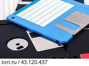 Крупным планом синяя и черные 3,5 дюймовые дискеты.  Close-up of a blue and black 3.5-inch computer floppy disk as a background. Стоковое фото, фотограф Лариса Гордеева / Фотобанк Лори