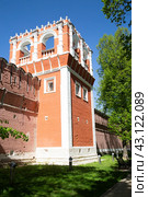 Moscow, Russia, May 3, 2024, Donskoy Monastery and Donskoye Cemetery in Moscow. Редакционное фото, фотограф Александр Поташев / Фотобанк Лори