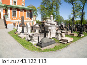 Moscow, Russia, May 3, 2024, Donskoy Monastery and Donskoye Cemetery in Moscow. Редакционное фото, фотограф Александр Поташев / Фотобанк Лори