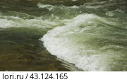 Крупный план динамичного движения мощного потока воды в реке. Замедленная съемка водных порогов бурной горной реки. Стоковое видео, видеограф Воловодов Владимир / Фотобанк Лори