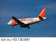 Barcelona, El Prat - January 26, 2020: Airplane EasyJet airline lands on the runway in an aeroport El Prat city of Barcelona. Редакционное фото, фотограф Яков Филимонов / Фотобанк Лори