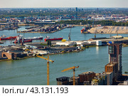 Impressive view of port of Rotterdam, Netherlands (2022 год). Редакционное фото, фотограф Яков Филимонов / Фотобанк Лори