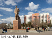 Город Чита, Забайкальский край, Россия. Вид на памятник Владимиру Ленину и здание Правительства Забайкальского края. По площади Ленина гуляют юноши и девушки. Редакционное фото, фотограф Андрей Степанов / Фотобанк Лори