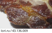 A piece of roast beef on a white plate in close-up. Стоковое видео, видеограф Ярославский Максим / Фотобанк Лори