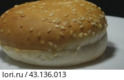 A fresh burger bun on a white plate. Стоковое видео, видеограф Ярославский Максим / Фотобанк Лори