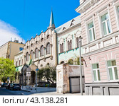 Вид на здание Ссудной казны. Весенний солнечный день. Настасьинский переулок, дом 3, стр. 1. Москва. Россия (2024 год). Редакционное фото, фотограф E. O. / Фотобанк Лори