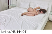 Restless daytime sleep of slender young woman. Стоковое видео, видеограф Владимир Григорьев / Фотобанк Лори