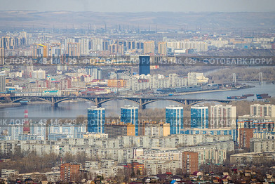 Город Красноярск, Красноярский край, Сибирь, Россия. Большой сибирский город. Вид на множество зданий и автомобильный мост через реку Енисей. Стоковое фото, фотограф Андрей Степанов / Фотобанк Лори
