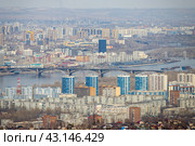 Город Красноярск, Красноярский край, Сибирь, Россия. Большой сибирский город. Вид на множество зданий и автомобильный мост через реку Енисей. Стоковое фото, фотограф Андрей Степанов / Фотобанк Лори
