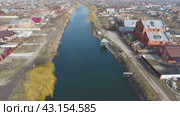 View from the top of the village. Streets without asphalt and single-storey houses. The Kuban village. Стоковое видео, видеограф Леонид Еремейчук / Фотобанк Лори