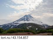 Вилючинский вулкан (Вилючинская Сопка), Камчатский край, Россия. Вид на красивый высокий вулкан. Путешествия и туризм на Камчатке. Прекрасная природа Дальнего Востока России. Стоковое фото, фотограф Андрей Степанов / Фотобанк Лори