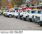 Ряд специализированных автовышек электросетей на парковке (2023 год). Редакционное фото, фотограф Вячеслав Палес / Фотобанк Лори
