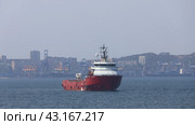 Судно "Арктик", на фоне морского порта Владивостока (2023 год). Редакционное фото, фотограф Василий Юрьевич Шмидт / Фотобанк Лори