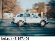 Автомобиль Honda CR-V мчится по дороге. Серебристый кроссовер едет по улице. Соблюдение скоростного режима на дорогах. Редакционное фото, фотограф Константин Григорьев / Фотобанк Лори