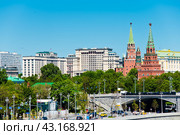 Здание Государственной думы, Four Seasons Hotel Moscow и башни московского Кремля. Весенний солнечный день. Москва. Россия (2024 год). Редакционное фото, фотограф E. O. / Фотобанк Лори