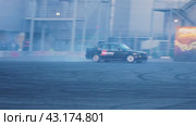 A large silver drift car burns rubber for the amusement of the audience with smoke at the demonstration performances at the Mega Belaya Dacha site. Russia. Moscow. 19.05.2024. Редакционное видео, видеограф Ярославский Максим / Фотобанк Лори