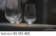 Wine glasses, waiters, holiday, vacation, transparent glass бокалы для вина, официанты, праздник, отпуск, прозрачное стекло. Стоковое видео, видеограф Опока Алексей / Фотобанк Лори
