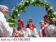 Женшины из Орловской области в трационных национальных нарядах готовятся к свадебному обряду (2024 год). Редакционное фото, фотограф Николай Винокуров / Фотобанк Лори