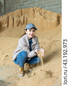 Woman farmer checking quality of soybean husk. Стоковое фото, фотограф Яков Филимонов / Фотобанк Лори