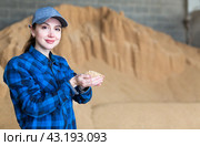 Woman farmer checking quality of soybean husk. Стоковое фото, фотограф Яков Филимонов / Фотобанк Лори