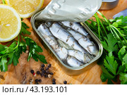 Open can of sardines in oil. Стоковое фото, фотограф Яков Филимонов / Фотобанк Лори