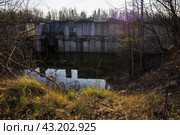 Затопленный стройбат на фоне природы. Стоковое фото, фотограф DamienTn / Фотобанк Лори