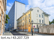 Улица Знаменка, Староваганьковский переулок,  Москва (2023 год). Стоковое фото, фотограф Baturina Yuliya / Фотобанк Лори