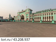 Вокзал железнодорожной станции Новосибирск-Главный, город Новосибирск, Новосибирская область, Сибирь, Россия. Вид с привокзальной площади на красивое здание вокзала. Путешествия и поездки по железной дороге. (2023 год). Редакционное фото, фотограф Андрей Степанов / Фотобанк Лори