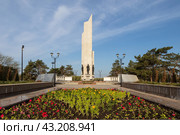 Мемориал Слава Героям, город Омск, Омская область, Сибирь, Россия. Памятник советским воинам, рабочим и крестьянам, внёсшим вклад в победу в Великой Отечественной войне 1941-1945 годов. Скульптура солдата у основания высокого бетонного обелиска. Редакционное фото, фотограф Андрей Степанов / Фотобанк Лори