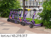 Электросамокаты на тратуаре (2024 год). Редакционное фото, фотограф Алексей Букреев / Фотобанк Лори