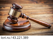 Крупный план судейского молотка в зале суда, символизирующего правосудие. Стоковое AI-изображение, AI-художник Александр Бушков / Фотобанк Лори