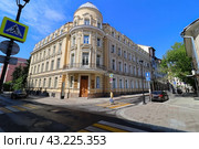 Леонтьевский переулок, дом 21/1 строение 1. Четырехэтажный доходный дом Лутковского. (2024 год). Редакционное фото, фотограф Константин Григорьев / Фотобанк Лори
