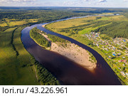 Вид с высоты на песчаный остров на реке Юг в Подосиновце (аэросъемка 2023 года) Стоковое фото, фотограф Владислав Самошкин / Фотобанк Лори