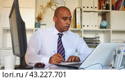 Businessman makes notes in the document at the office. Стоковое видео, видеограф Яков Филимонов / Фотобанк Лори