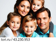 Mom and dad with three small children, close-up. Family portrait, the concept of family relations. The program of state support for families with children. Стоковое AI-изображение, AI-художник Анна Маркина / Фотобанк Лори