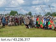 Фрагмент реконструкция средневековой битвы июльским днем. Исторический фестиваль "Былинный Берег-2023". Тверская область. Редакционное фото, фотограф Виктор Карасев / Фотобанк Лори