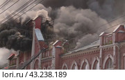Крупный пожар в историческом здании в Кирове, Россия (2013 год). Стоковое видео, видеограф Алексей Сергеев / Фотобанк Лори